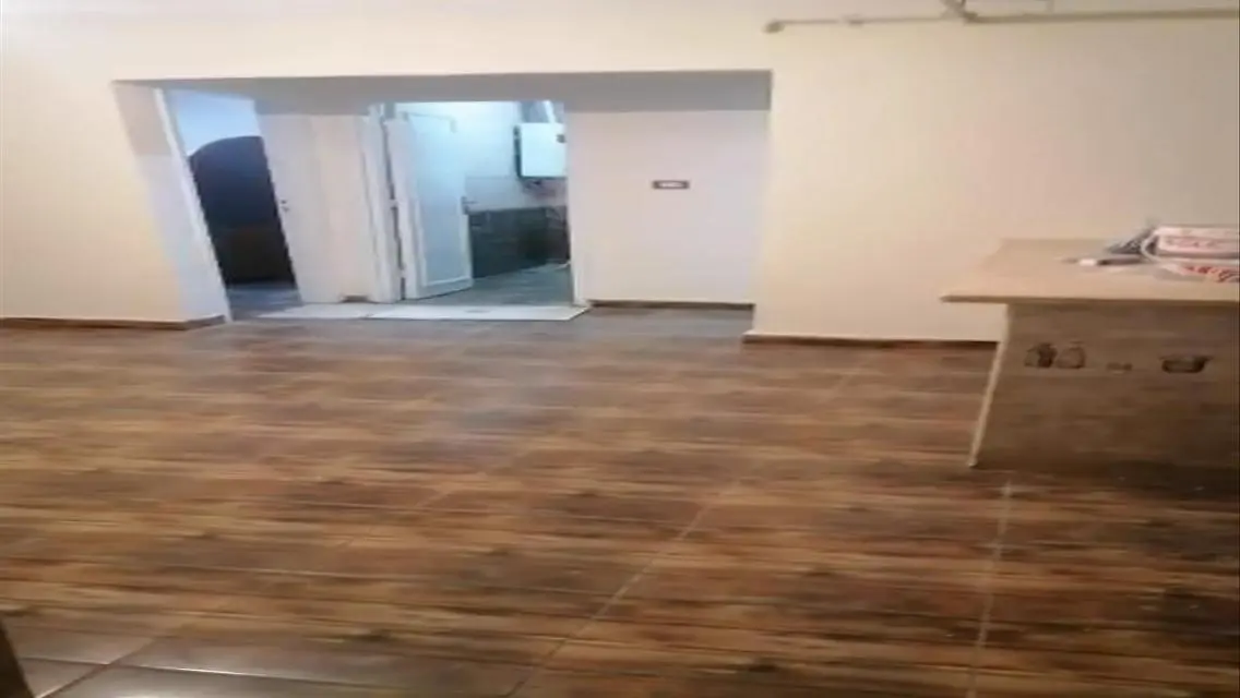 شقة بمساحة فسيحة بحراسة أمنية وإطلالة رائعة