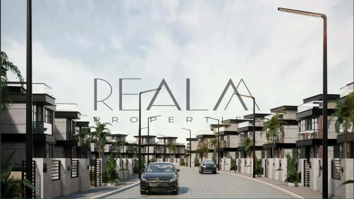 APT in prime location front of sphinx airport |10y