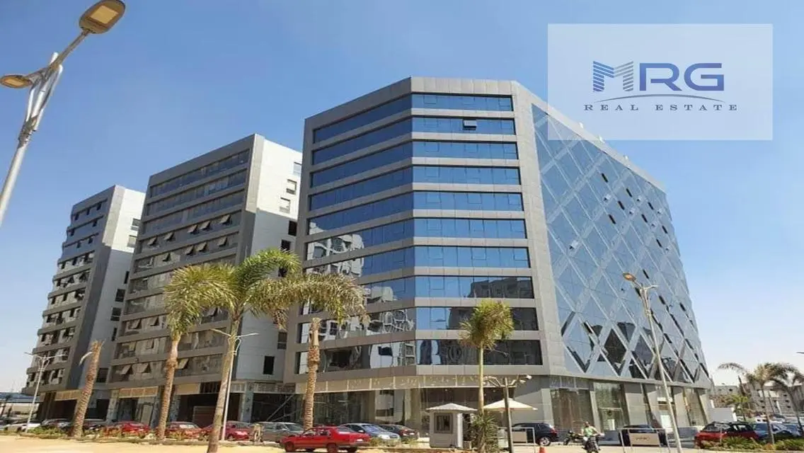 شقة فاخرة مع حديقة خاصة وحمام سباحة للبيع