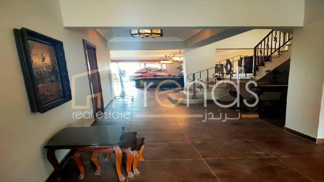 مجمع سكني فخم في موقع مميز