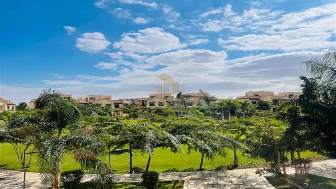 مجمع تجاري متعدد الفصول في هوب - فرصة استثمارية مميزة