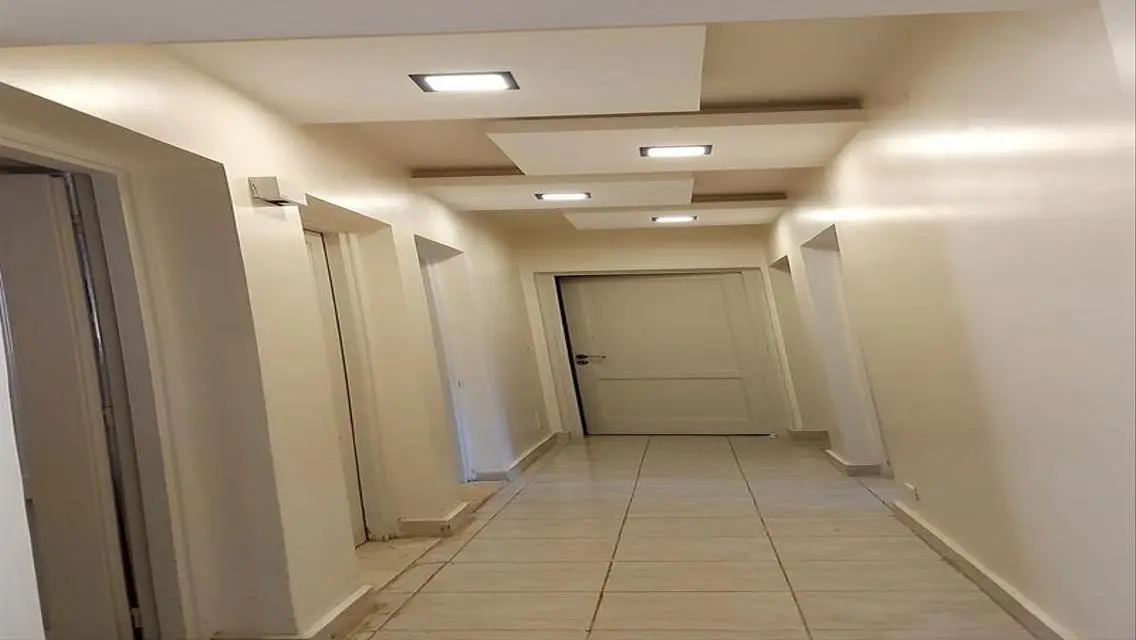 شقة فاخرة للبيع مع مرافق متعددة
