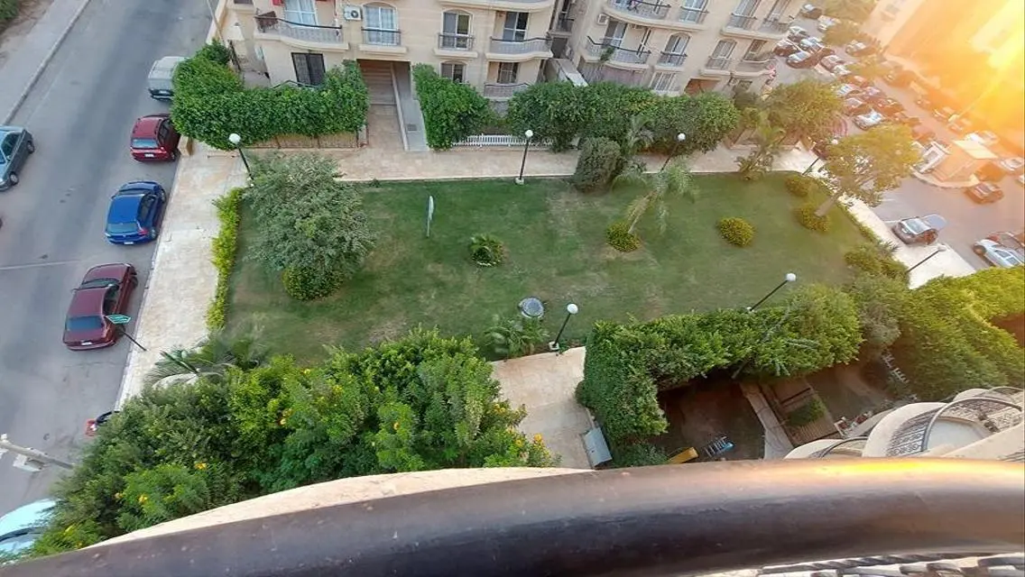 شقة فاخرة للبيع مع مرافق متعددة