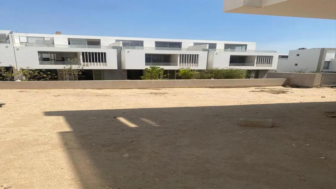 توين هاوس جميل - بحري نصف تشطيب  موقع مميز في جولز