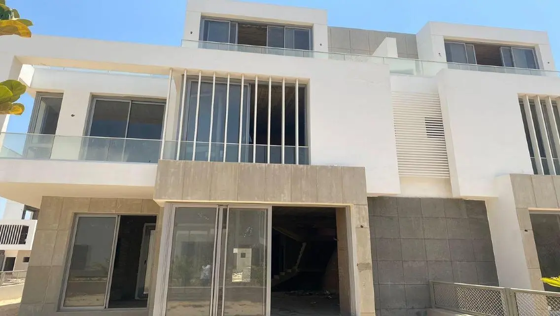 توين هاوس جميل - بحري نصف تشطيب  موقع مميز في جولز