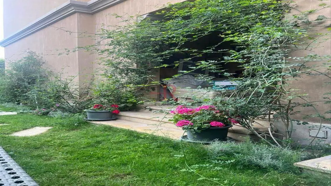 Apartment with private garden for rent in mivida