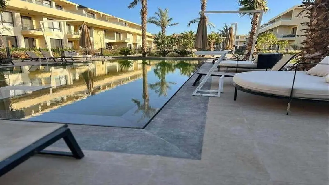للبيع فى الجونة على اللاجون متشطبة بالمطبخ والتكيف