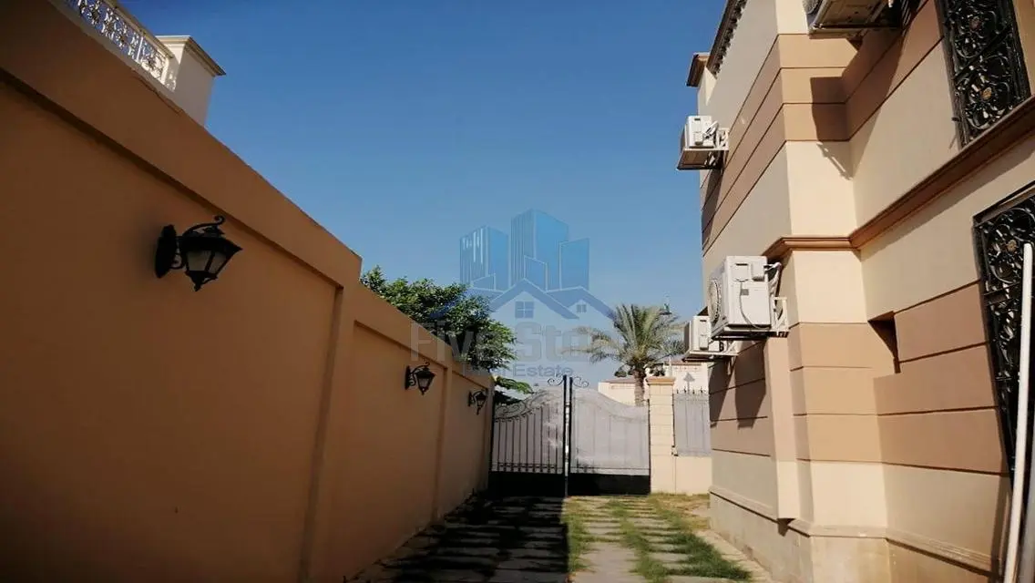 قصر للبيع ف كمبوند رويال سيتي تشطيب سوبر مميز جدا