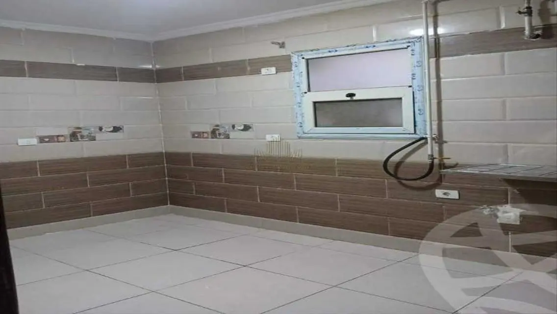 شقة مريحة للايجار بمساحة واسعة في قلب المدينة