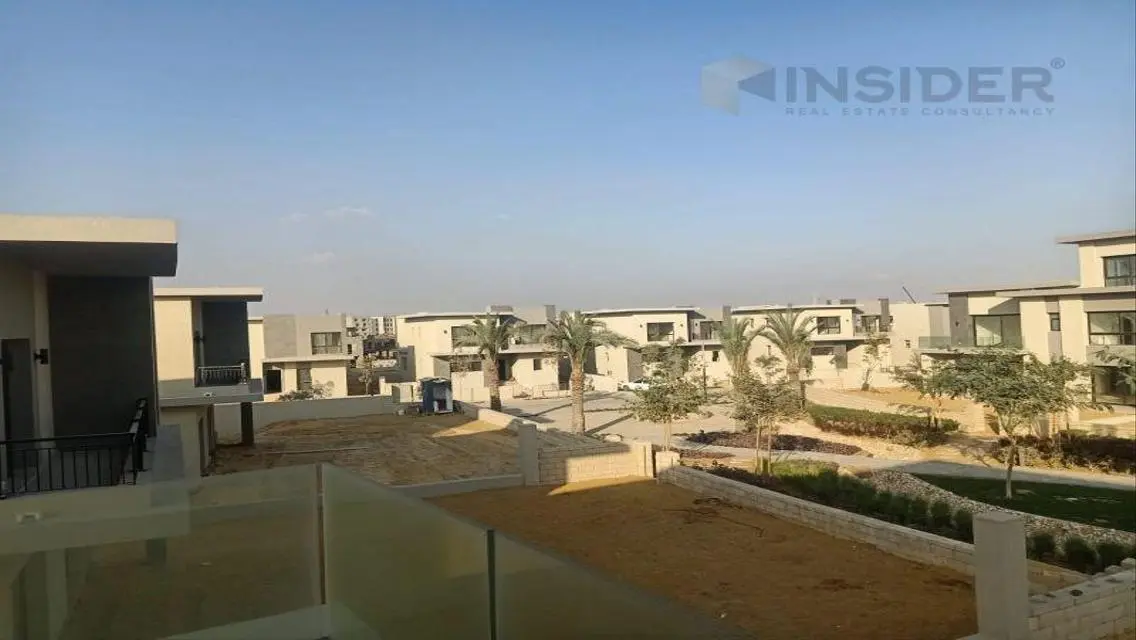 فيلا فاخرة للبيع مع حديقة خاصة ومسبح