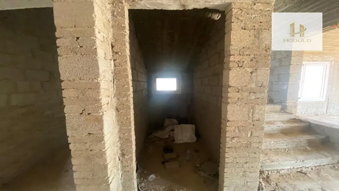 عقار مميز للبيع بمساحة واسعة