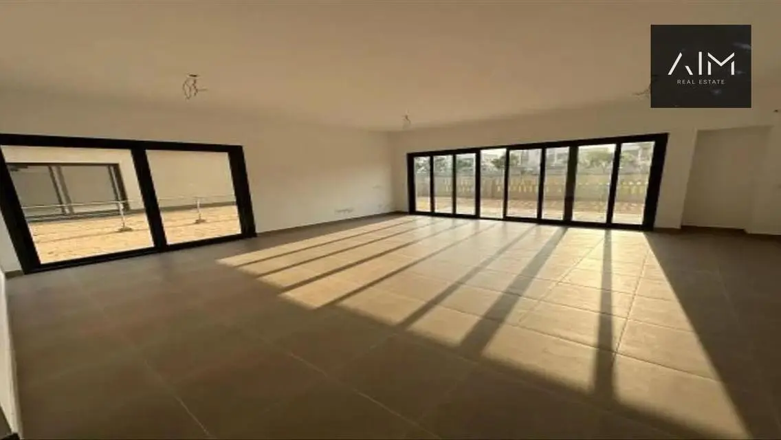 شقة فاخرة بإطلالة مميزة وحديقة خاصة