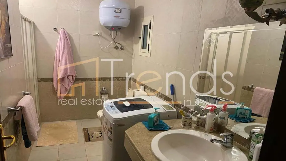 شاليه  أرضى بحديقة خاصه يطل على البحروحمام السباحه