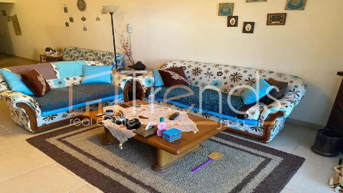 شاليه  أرضى بحديقة خاصه يطل على البحروحمام السباحه