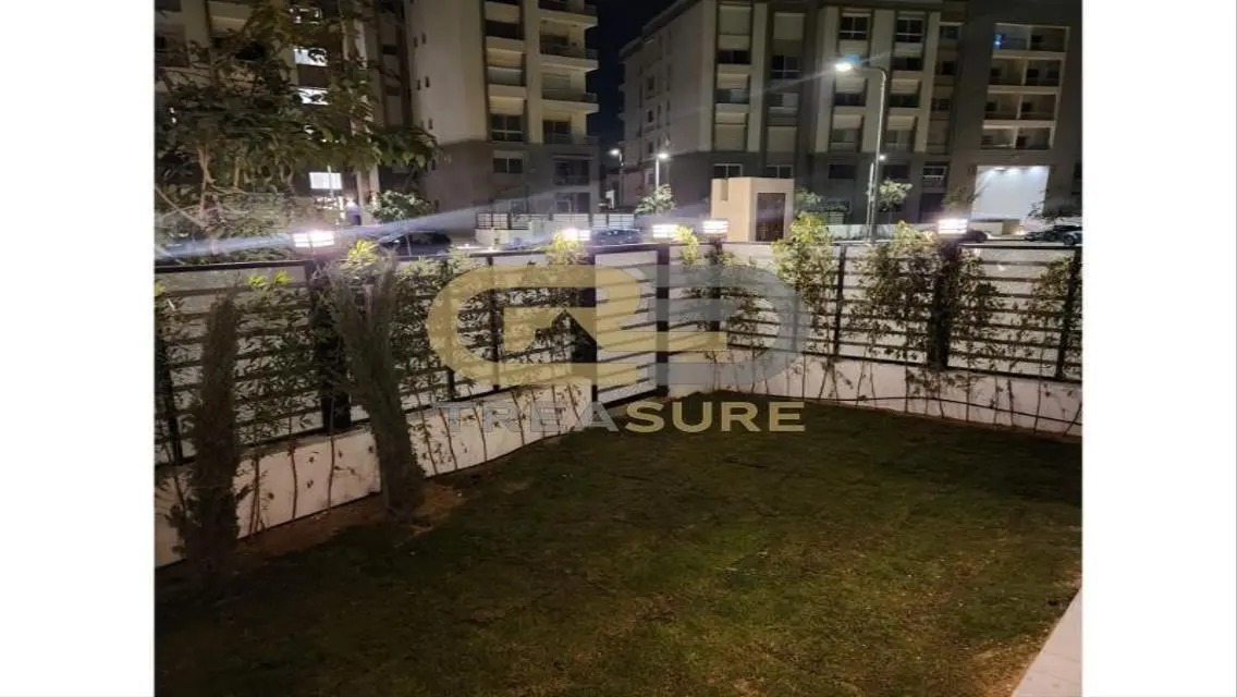 شقة بجاردن للإيجار في هايد بارك بالمطبخ والتكييفات