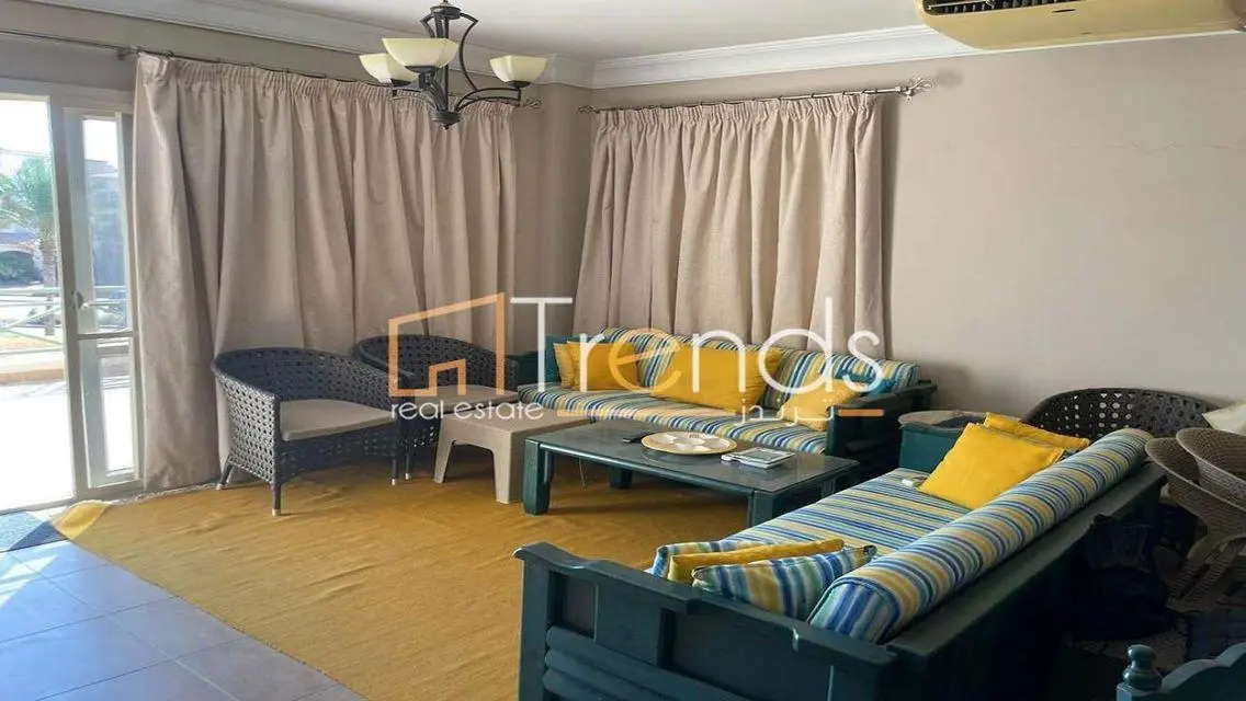 بالفرش صف رابع على البحر 4 غرف نوم موقع مميز رووف