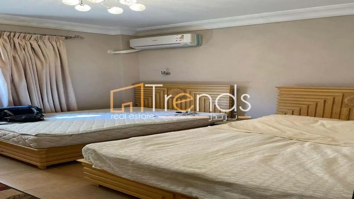 بالفرش صف رابع على البحر 4 غرف نوم موقع مميز رووف