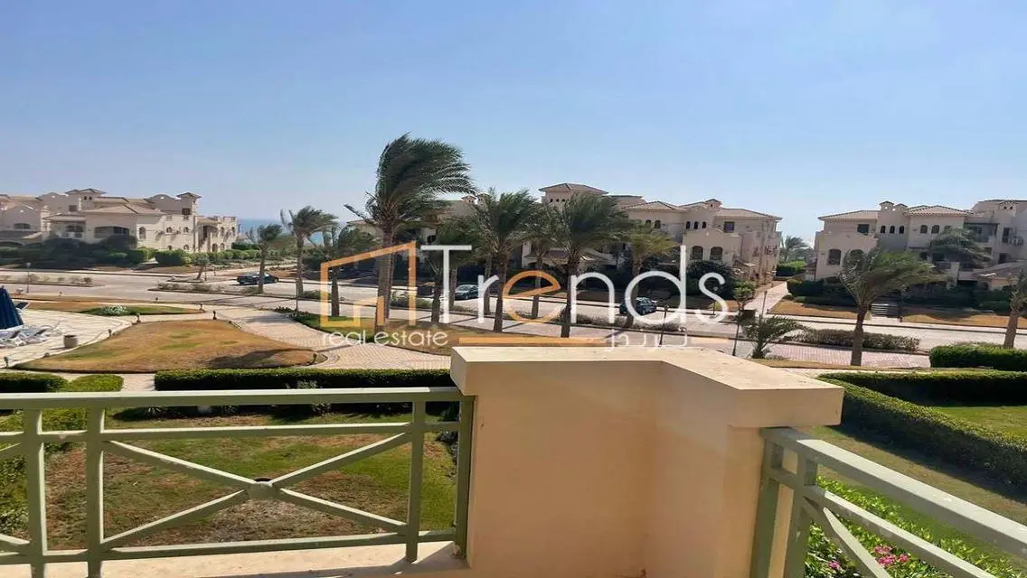بالفرش صف رابع على البحر 4 غرف نوم موقع مميز رووف