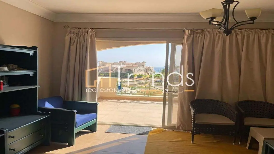 بالفرش صف رابع على البحر 4 غرف نوم موقع مميز رووف