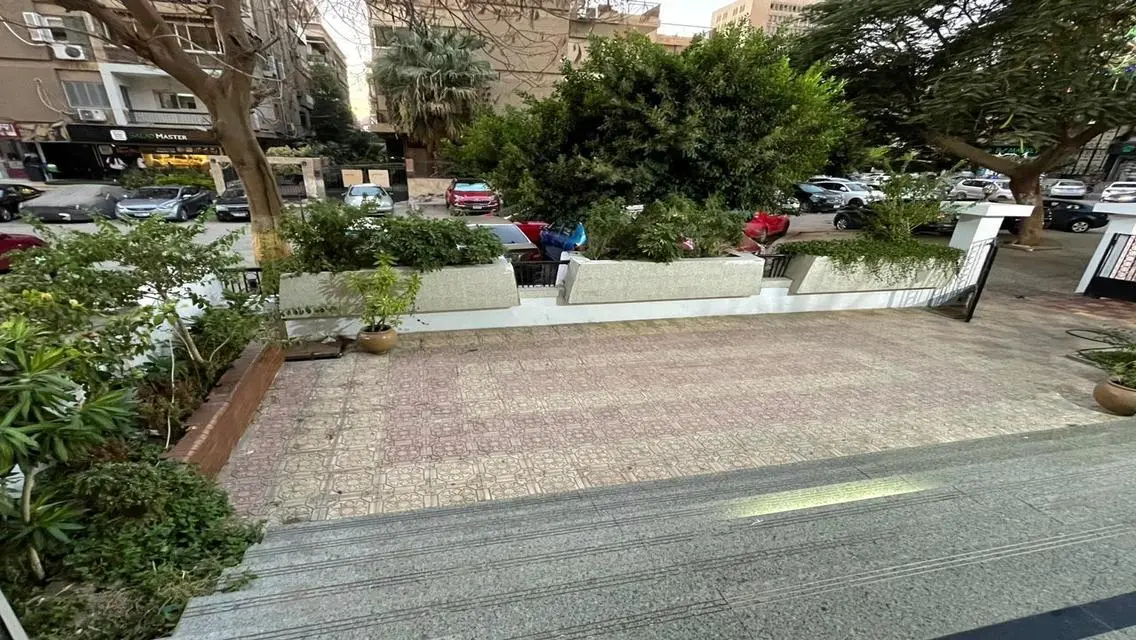 محل للبيع مقسم علي دورين متشطب و مترخص ارض الجولف