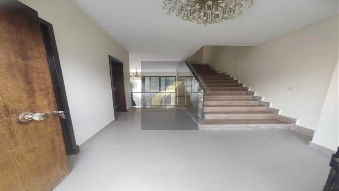 شقة فاخرة للبيع مع مساحات مذهلة