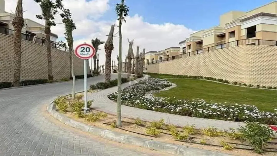 فيلا فاخرة للبيع مع مسبح خاص ونادي صحي
