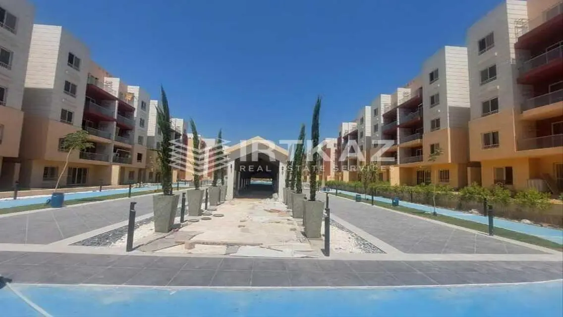 ready to move APT with garden Next to Hyde Park