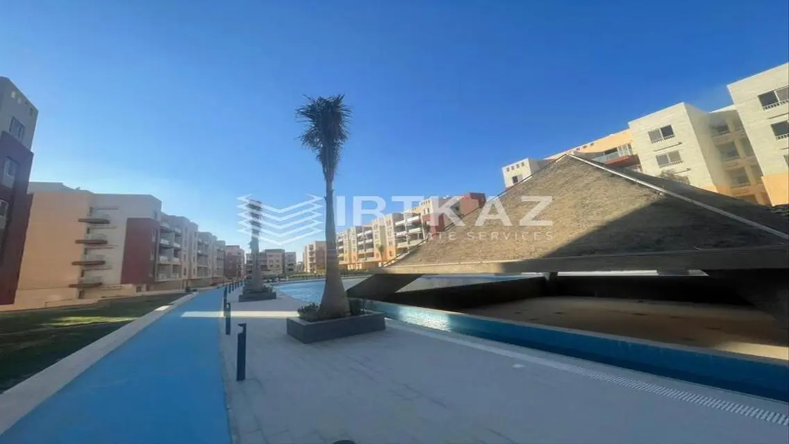 ready to move APT with garden Next to Hyde Park