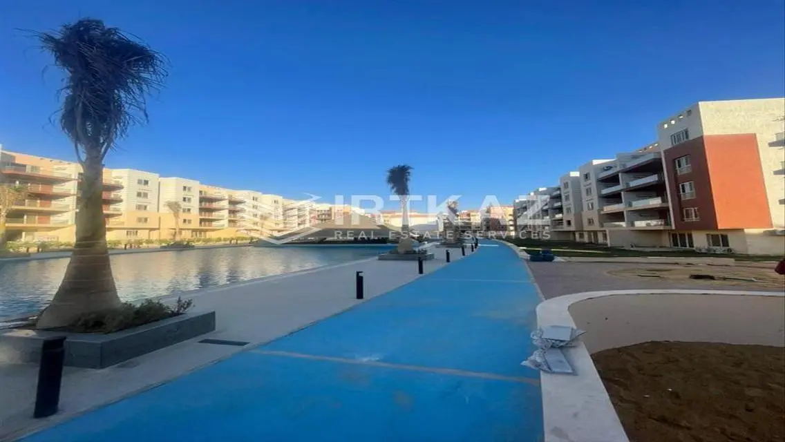 ready to move APT with garden Next to Hyde Park