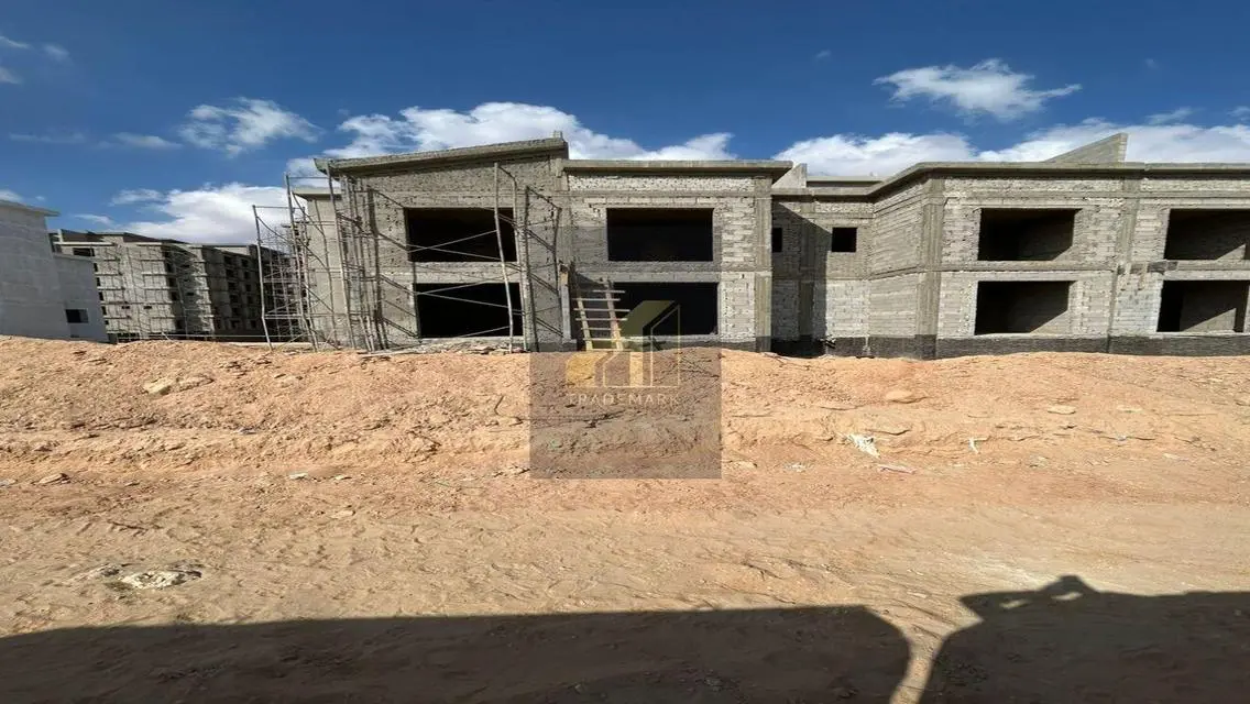 town House Middle for Sale in Creek Town lowest pz