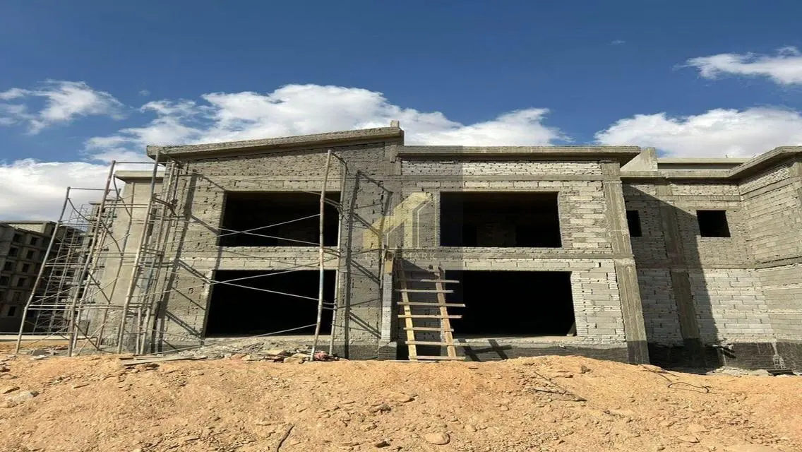 town House Middle for Sale in Creek Town lowest pz