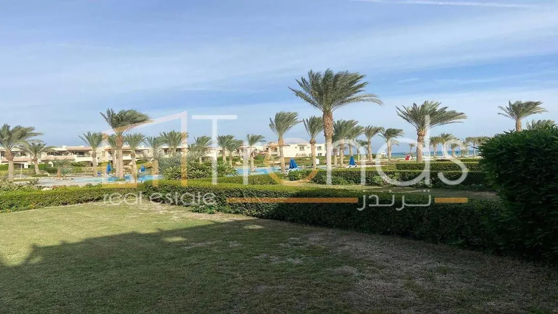 فيلا فاخرة مع غرف خادمة وحديقة خاصة للبيع