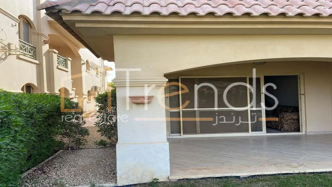 فيلا فاخرة مع غرف خادمة وحديقة خاصة للبيع