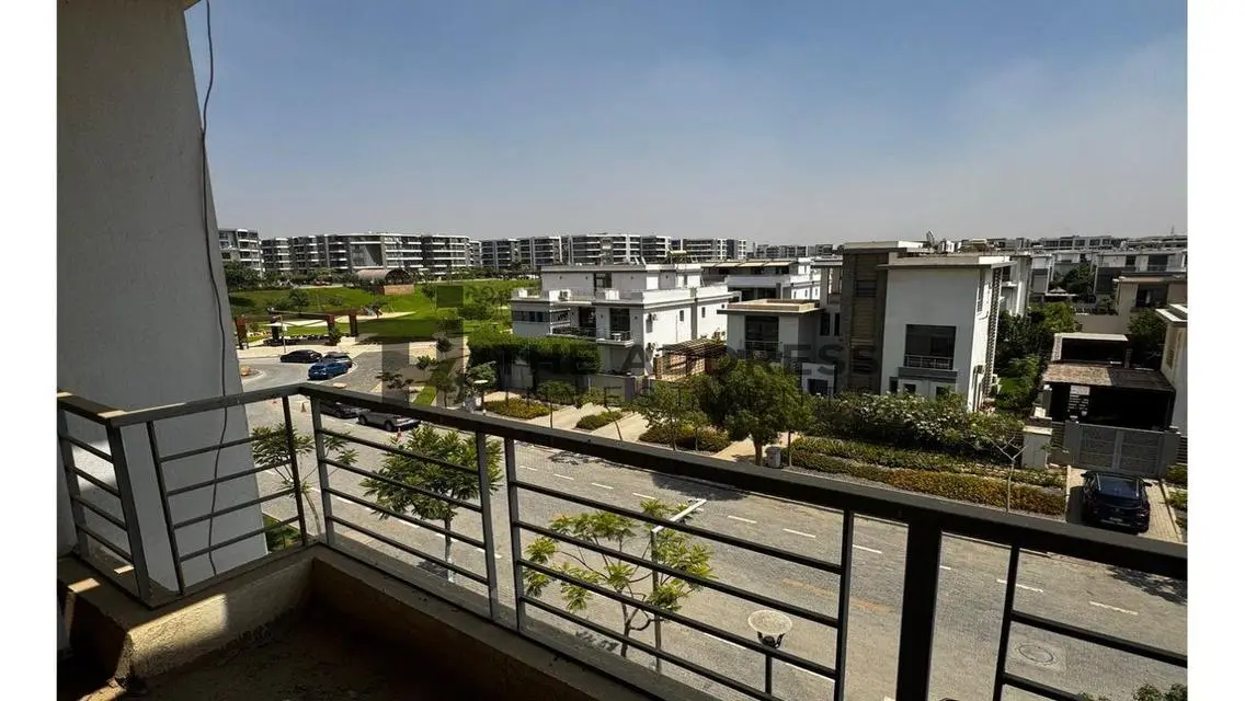 شقه بمقدم 0% على 12 سنه فى كمبوند TAJ CITY
