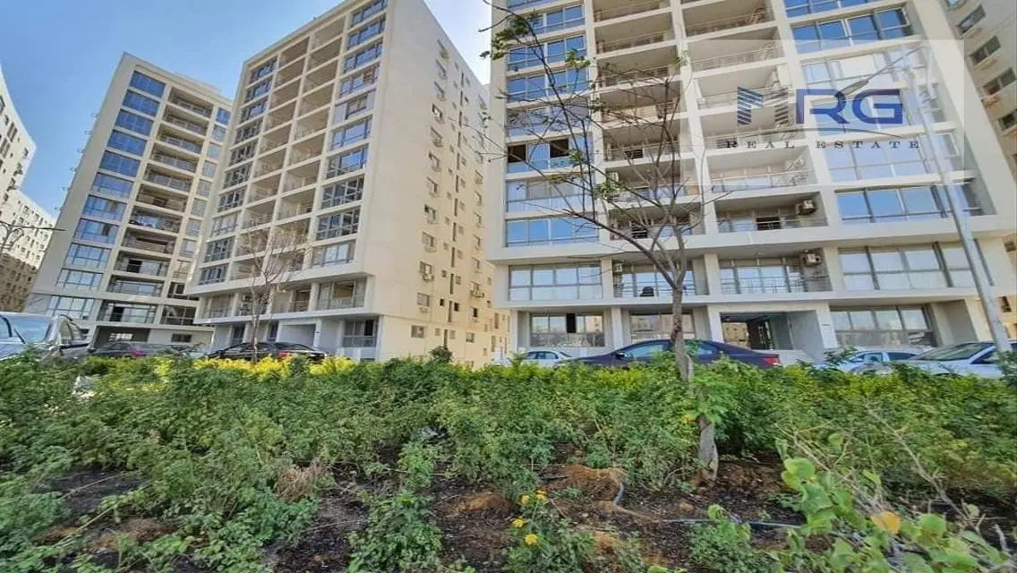 3-bedroom apartment with living room and open view