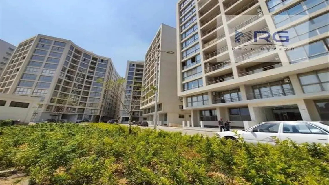 3-bedroom apartment with living room and open view