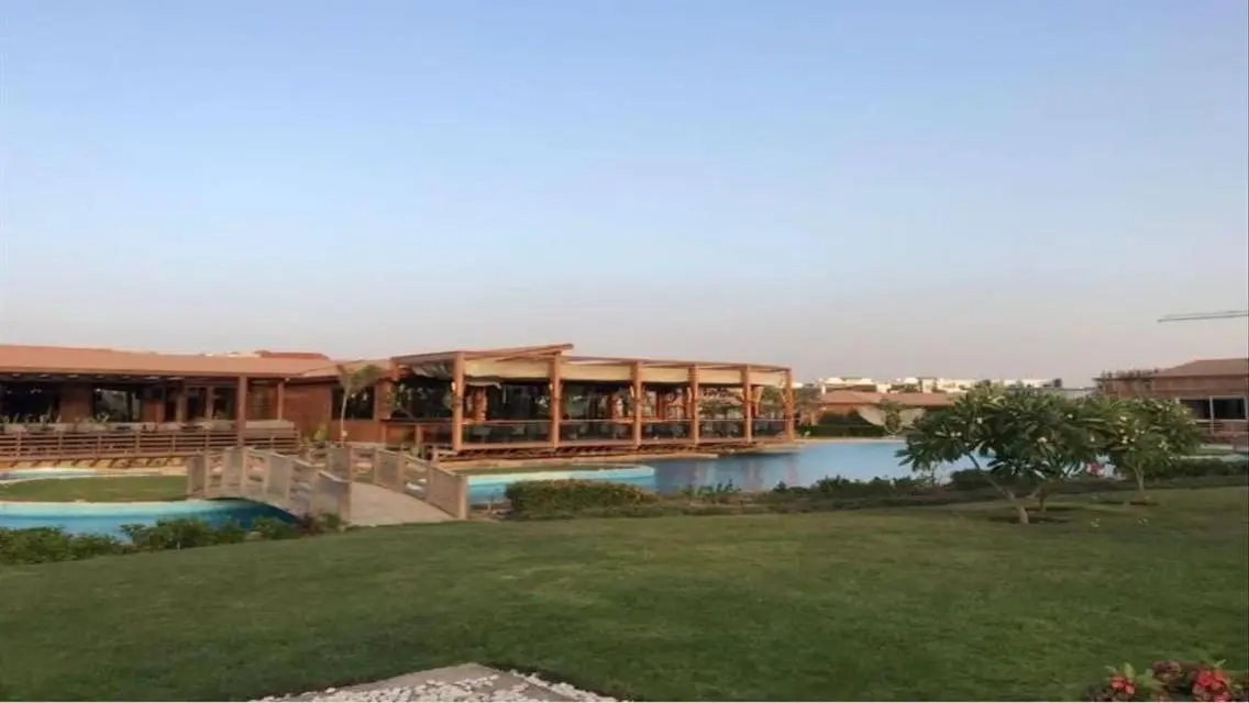 فيلا فاخرة بمسبح خاص وحديقة في موقع مميز