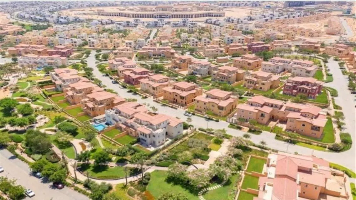 فيلا فاخرة بمسبح خاص وحديقة في موقع مميز