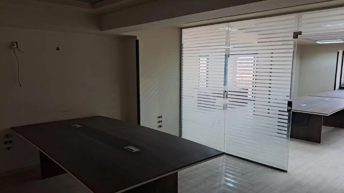 للايجار ببرج اداري شيك و مدخل مميز 250 متر 4 غرف .