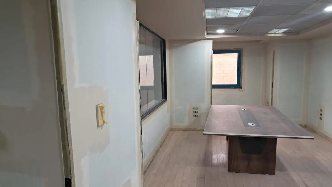 للايجار ببرج اداري شيك و مدخل مميز 250 متر 4 غرف .