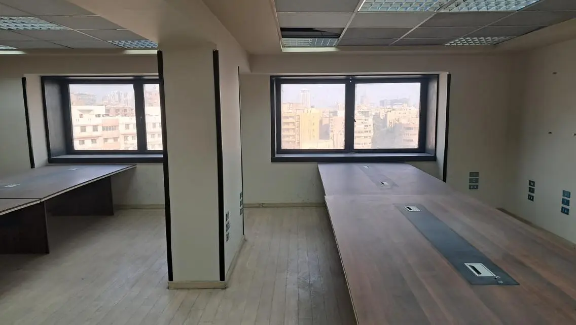 للايجار ببرج اداري شيك و مدخل مميز 250 متر 4 غرف .