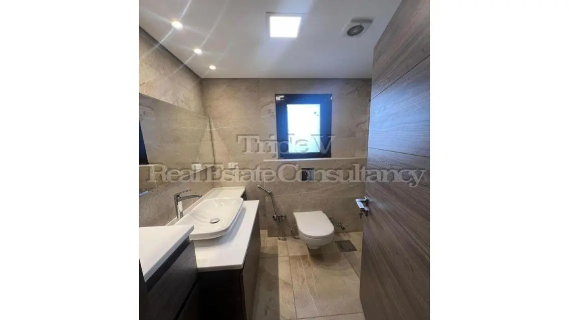 3 Beds Apt With Kitchen, Ac&#39;s, Heaters, Dressing