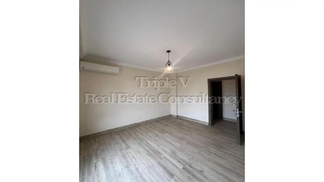 3 Beds Apt With Kitchen, Ac&#39;s, Heaters, Dressing