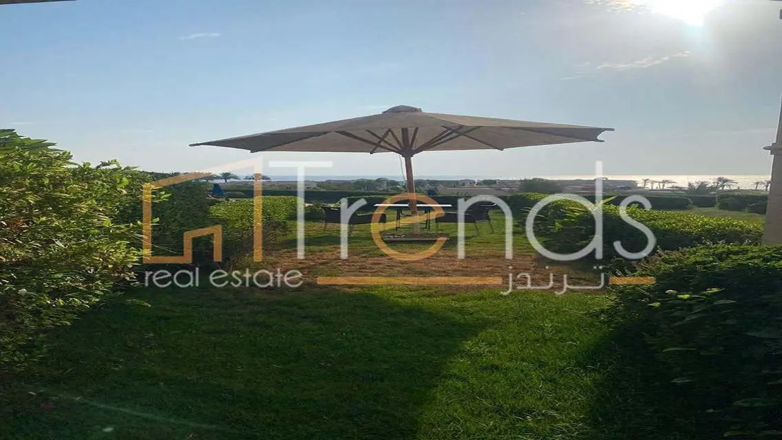 شاليه أرضي مفروش بالمطبخ والتكييفات يطل على البحر