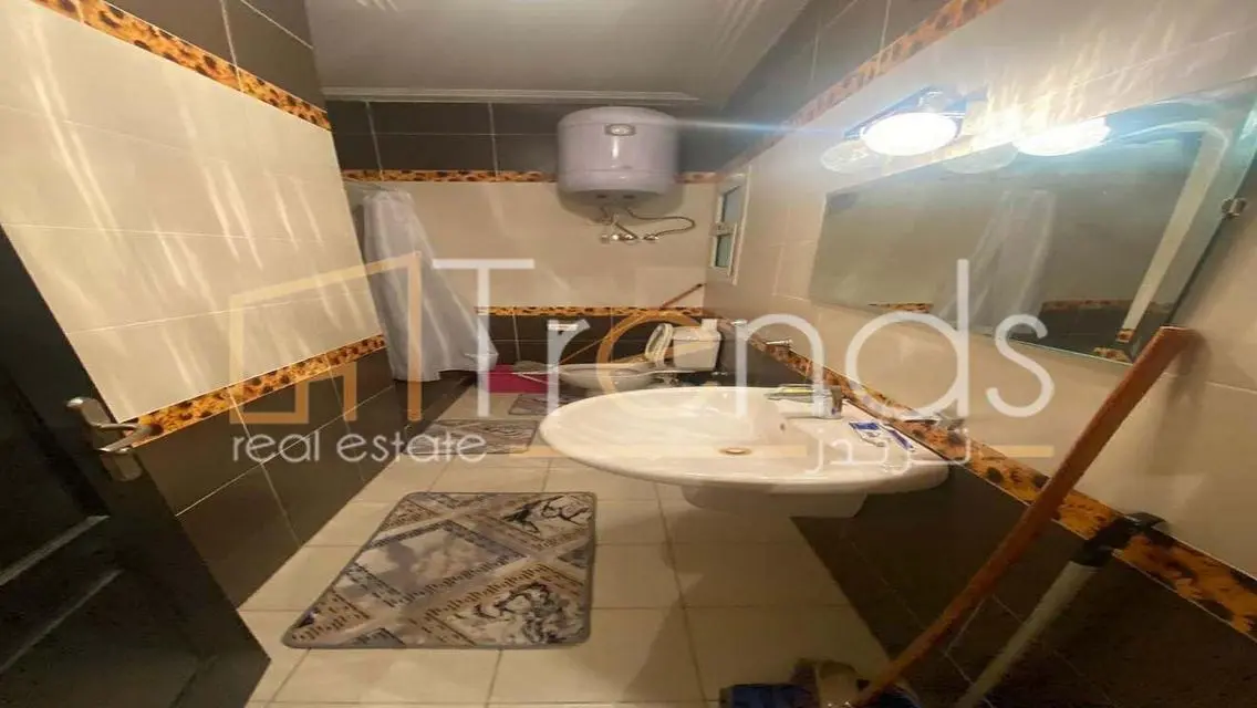 شاليه أرضي مفروش بالمطبخ والتكييفات يطل على البحر