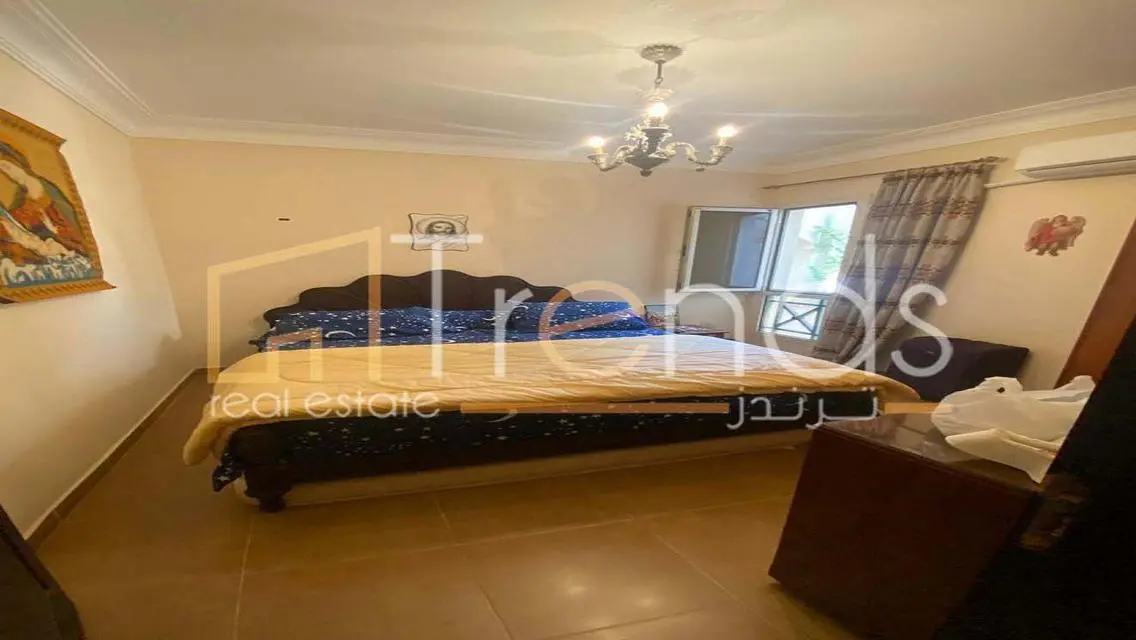 شاليه أرضي مفروش بالمطبخ والتكييفات يطل على البحر