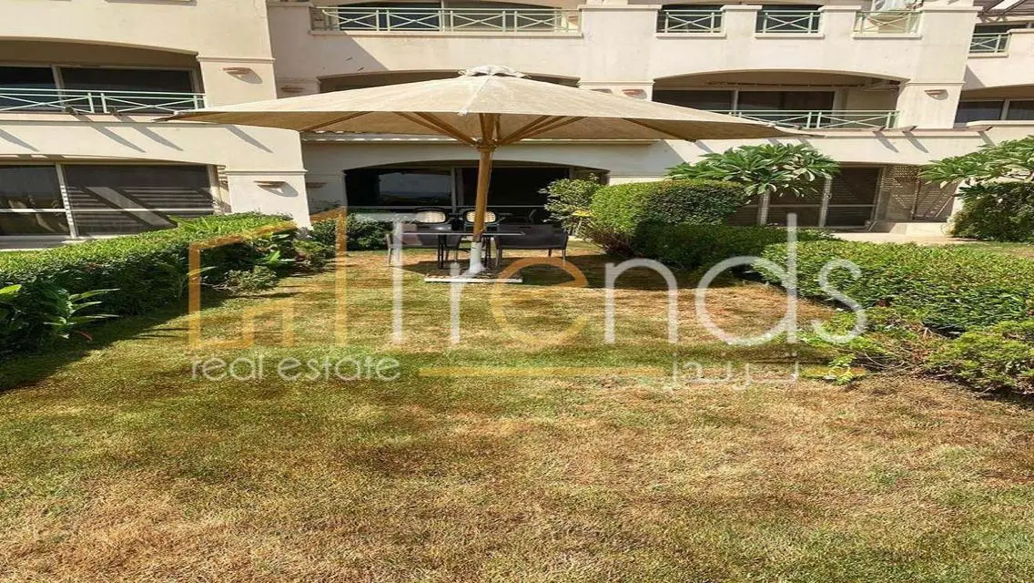 شاليه أرضي مفروش بالمطبخ والتكييفات يطل على البحر
