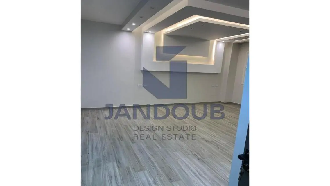 Ground Floor Apartment with Private Garden and Ent