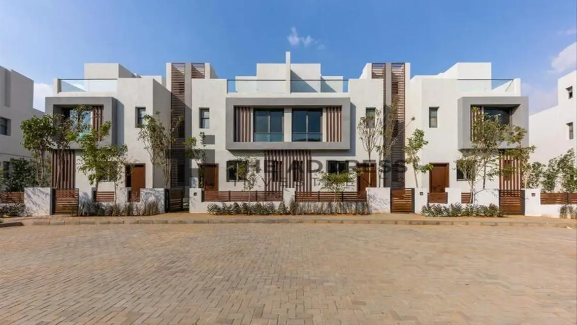 Townhouse 260sqm minutes to Madinaty 750,000DP