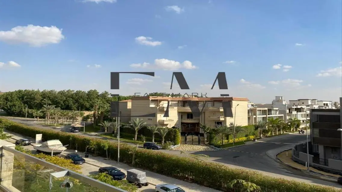 فيلا فاخرة بحمام سباحة وحديقة خاصة للإيجار
